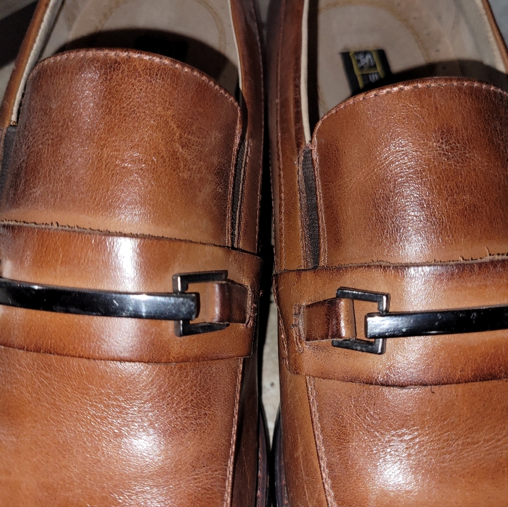 Classic and sophisticated men’s brown leather loafers. New Size 10